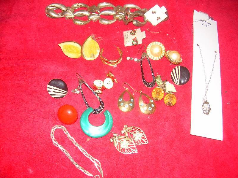 lot 78 image: VINTAGE JEWLERY