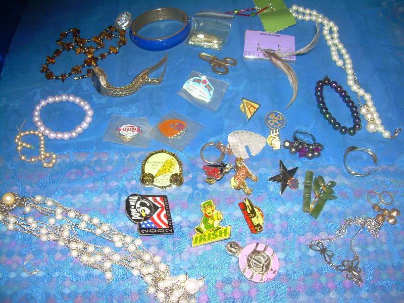 lot 80 image: JEWLERY AND PINS