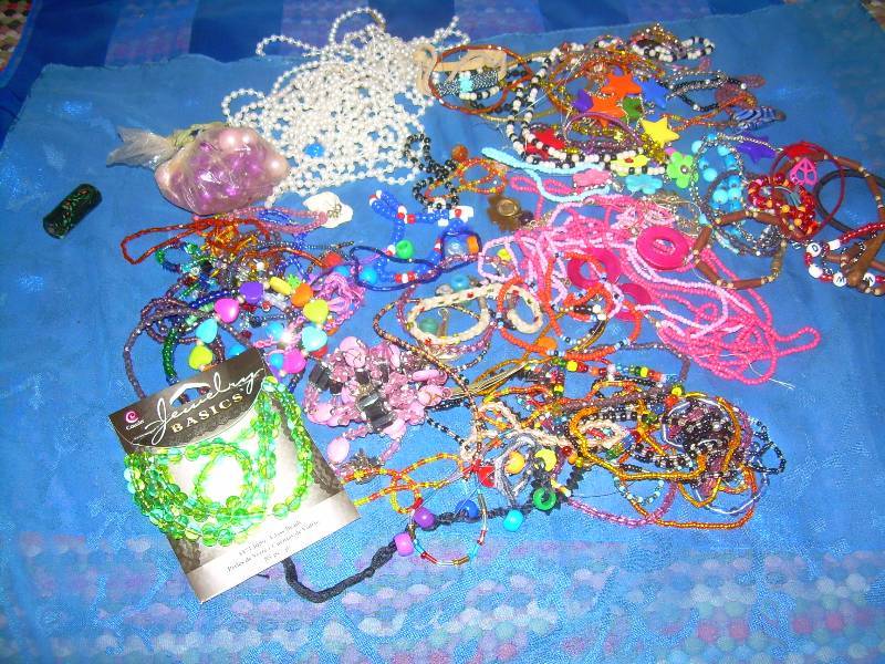 lot 83 image: CRAFTING BEADS