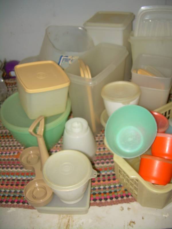 lot 100 image: TUPPERWARE