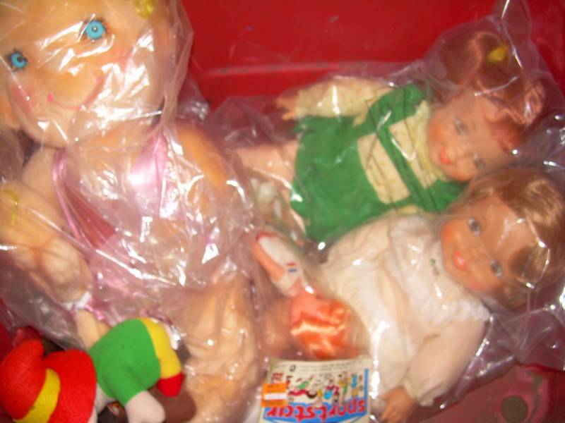 lot 107 image: CASE OF STUFFED ANIMALS