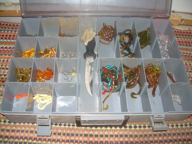lot 114 image: ASSORTED BASS FISHING WORMS AND KNIFE