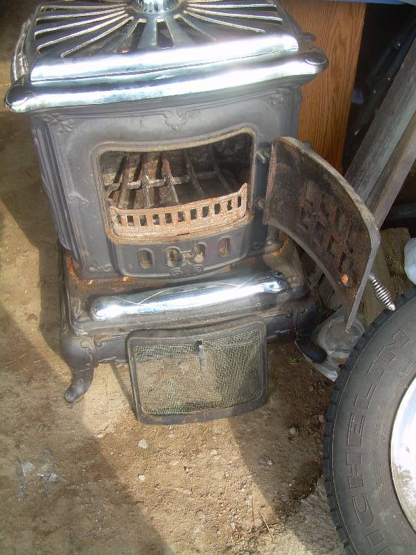 lot 127 image: ANTIQUE CAST IRON STOVE