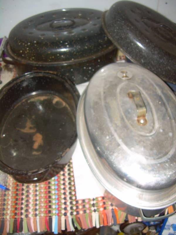 lot 131 image: 3 BLUE ROASTERS 1 ALUMINUM