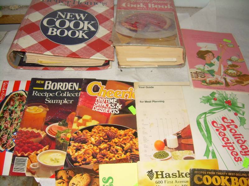lot 151 image: VINTAGE COOKBOOKS AND RECIPE BOXES