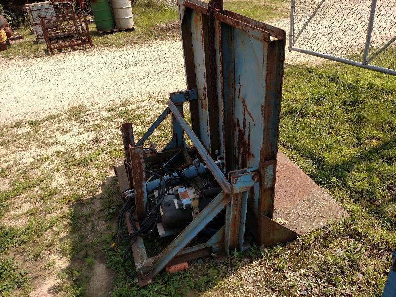 lot 30 image: Vestil Hydraulic Pallet Tipper, Wor...