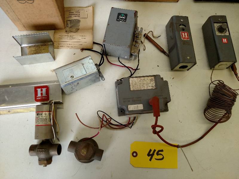 lot 45 image: Asstd Furnace Controls & (2) Light...