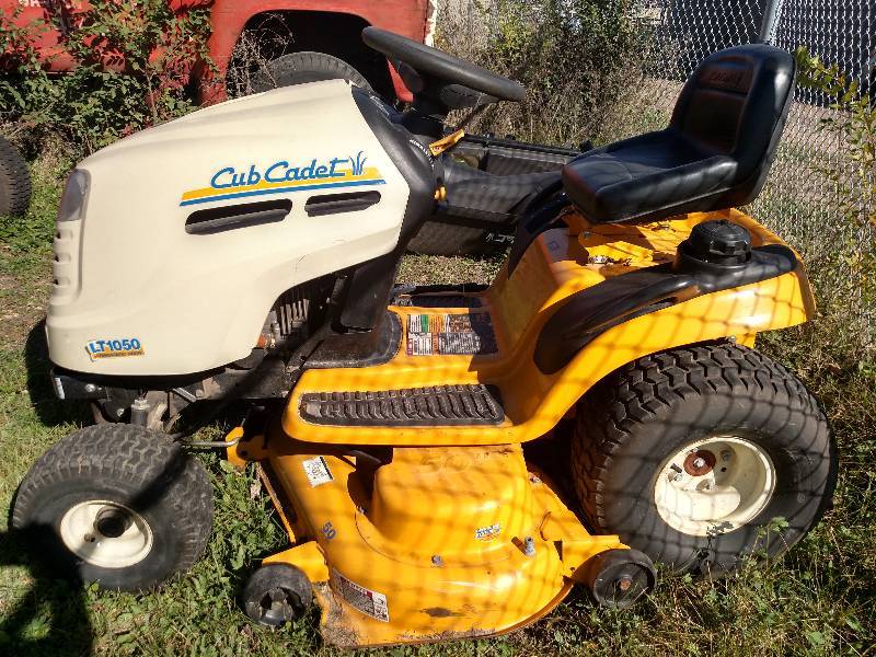 lot 37 image: Cub Cadet LT1050 Lawn Tractor, 26 h...