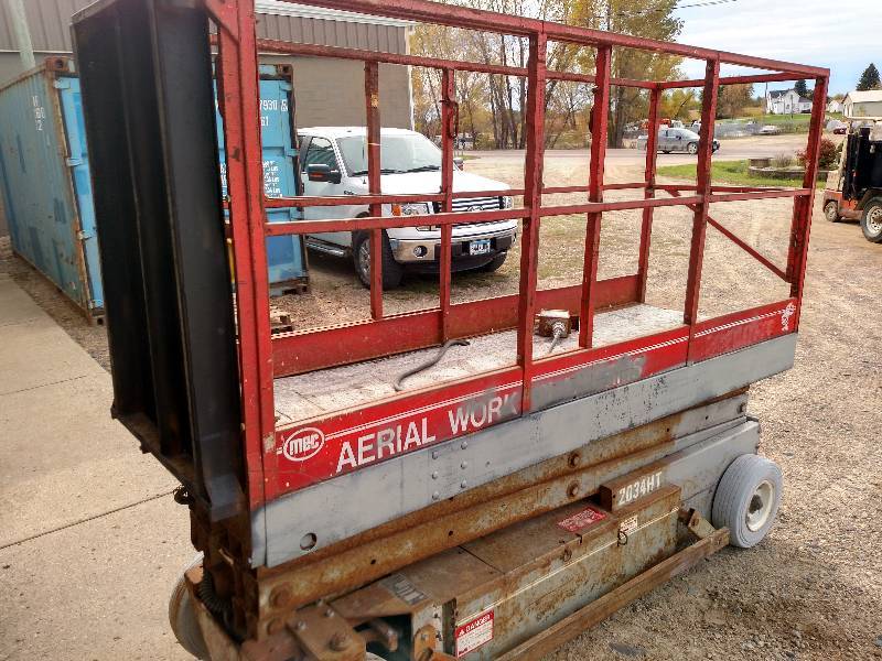 lot 20 image: MEC Model 2034HT Scissor Lift, 96 ...