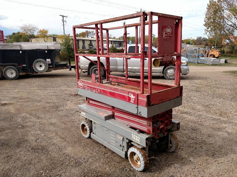 lot 15 image: MEC Model 1632 Scissor Lift, 66 Pl...