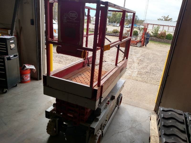 lot 17 image: MEC Model 1632 Scissor Lift, 66 Pl...