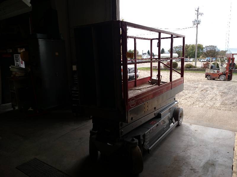 lot 18 image: MEC Model 2034 Scissor Lift, 96 Pl...