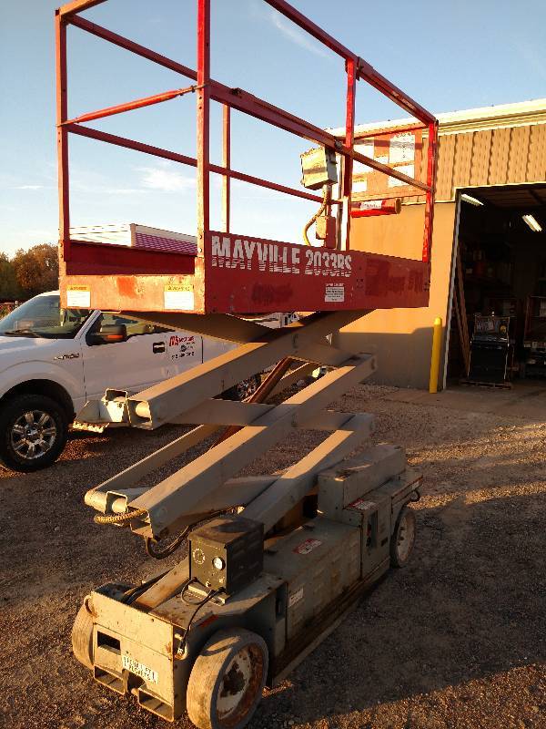 lot 19 image: MEC Model 2033RS Scissor Lift, 96 Pl...
