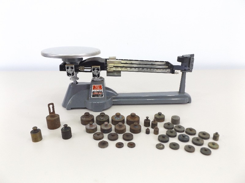 WORKING Ohaus 2610g Scale with LOTS of Extra Weights