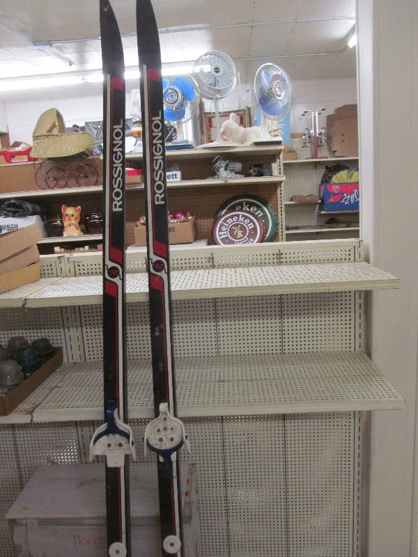 skis