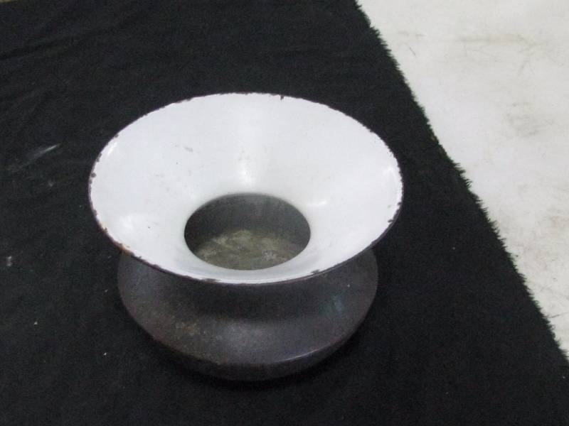 lot 18 image: Cast Iron Spittoon
