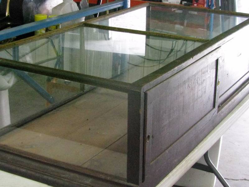 lot 21 image: Vintage Display Case