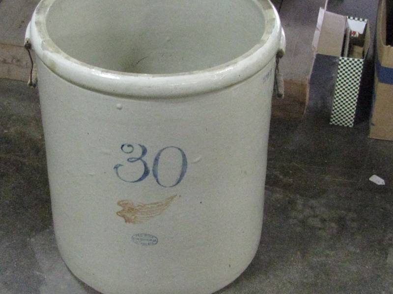 lot 22 image: Red Wing 30g Crock