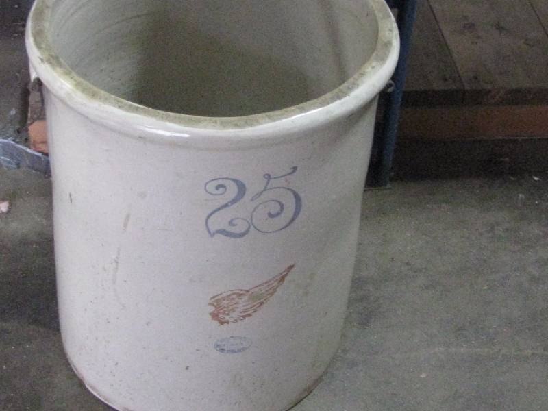 lot 23 image: Red Wing 25g Crock