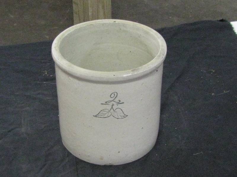lot 25 image: Red Wing 2gl Elephant Ear Crock