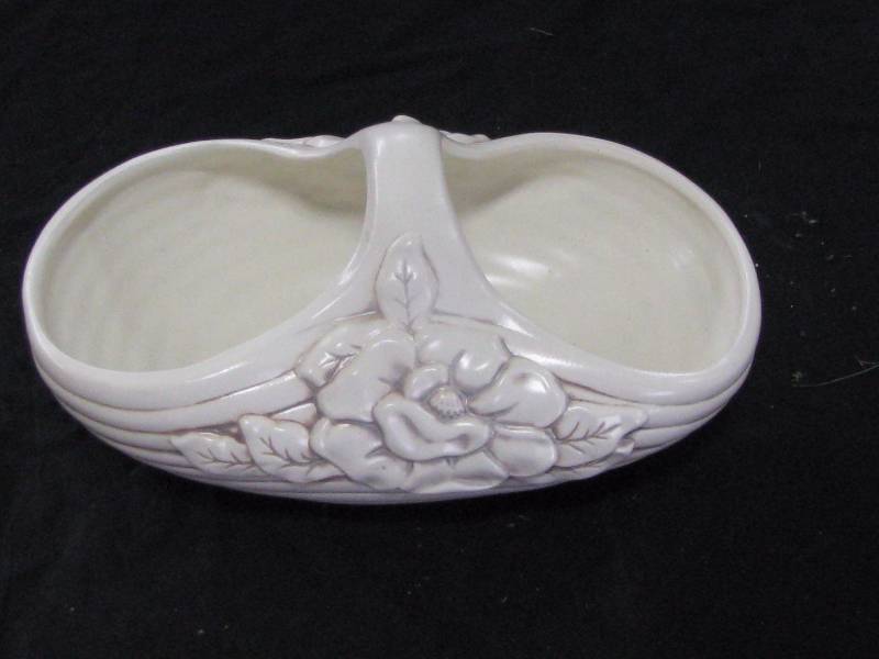 lot 28 image: Red wing Magnolia #1224 Handled bowl