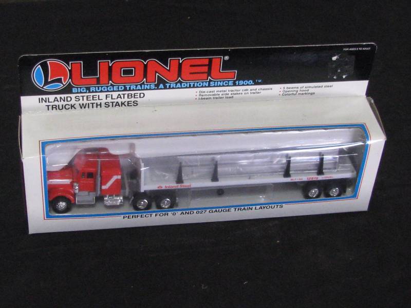 lot 50 image: Lionel TractorTrailer
