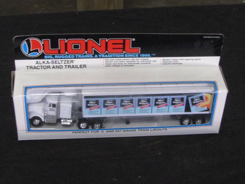 lot 51 image: Lionel TractorTrailer
