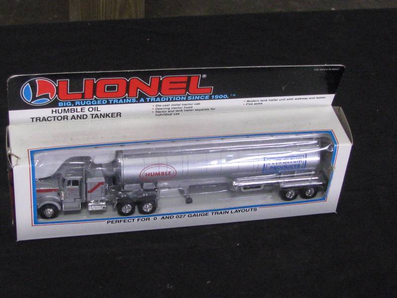lot 52 image: Lionel TractorTrailer