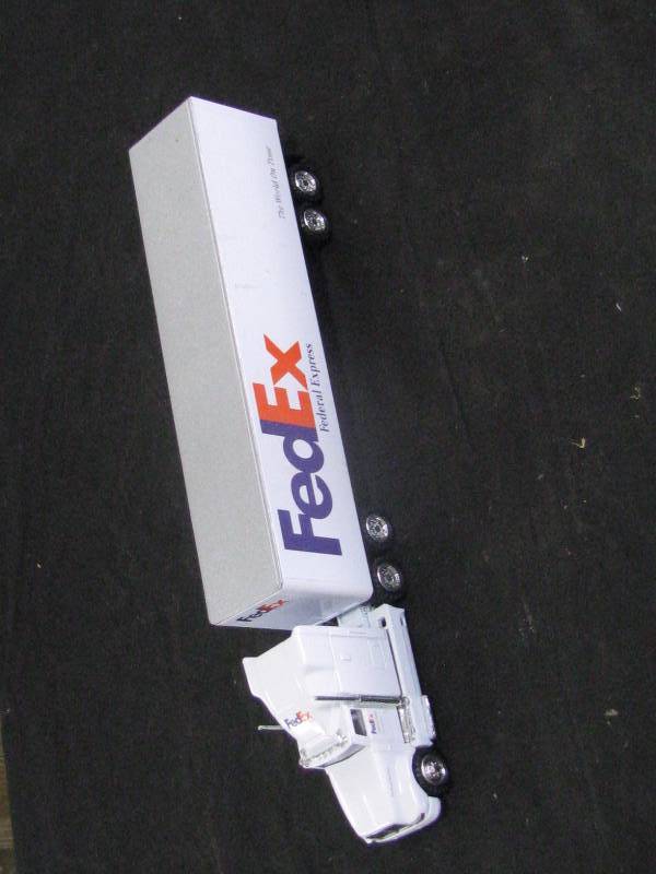 lot 53 image: TractorTrailer Semi
