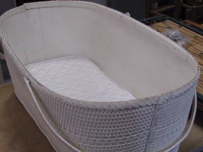 lot 65 image: Bassinet & Crib