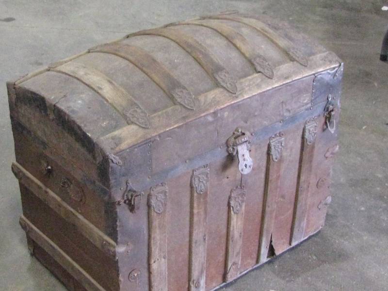 lot 76 image: Hump Back Trunk