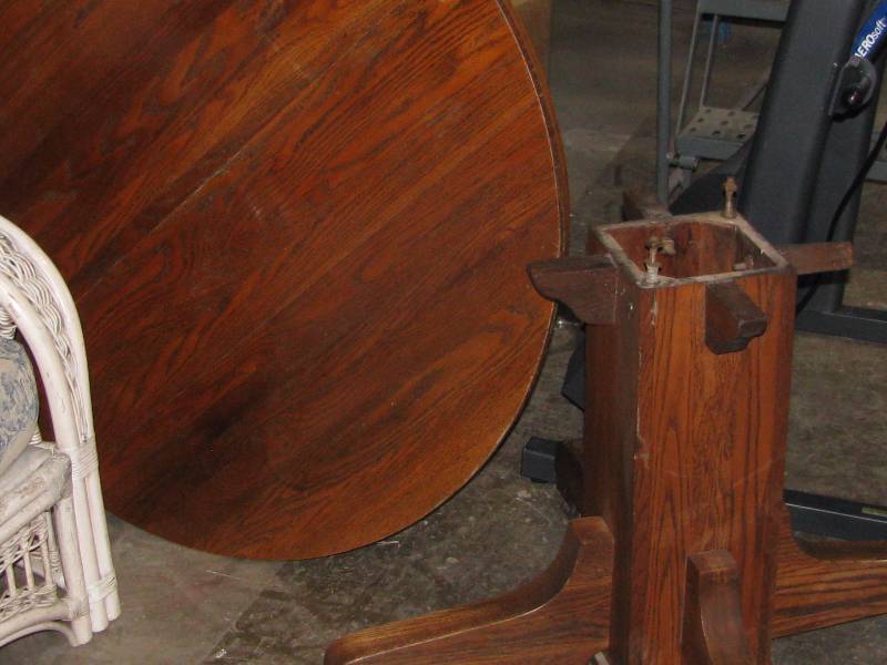 lot 77 image: Round Oak Table