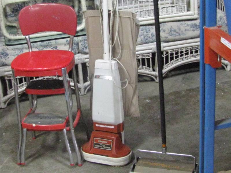 lot 79 image: Cosco StoolScrubberCarpet Sweeper