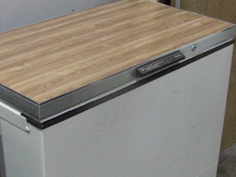 lot 87 image: Amana Chest Freezer