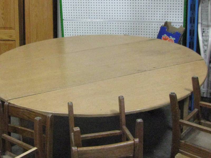 lot 89 image: Childs Table wChairs