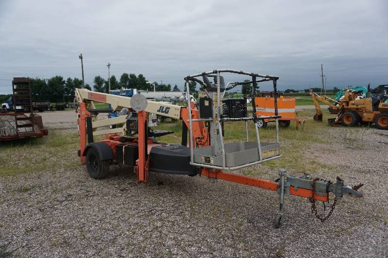 lot 3 image: 2006 JLG T350 Tow Behind Man Lift