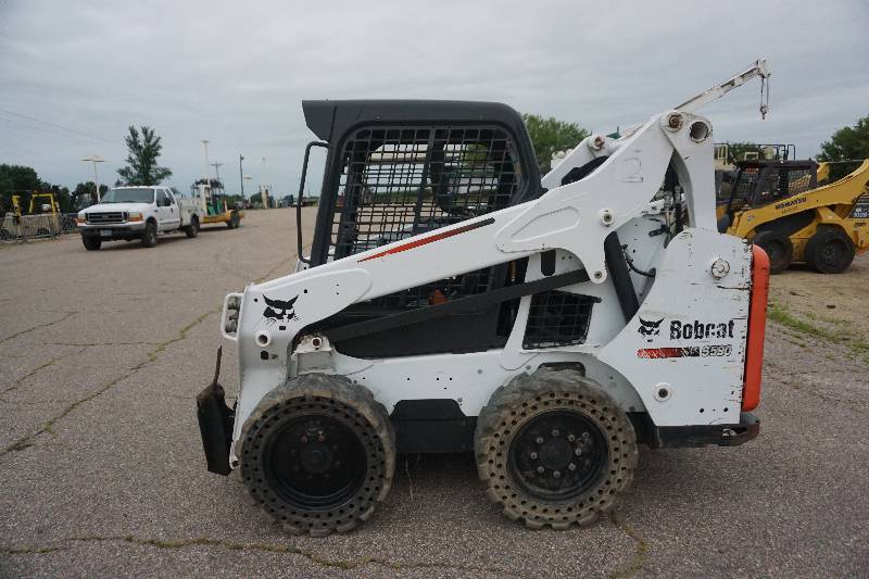 lot 4 image: 2014 Bobcat Model S590 Skid Loader Skid Steer