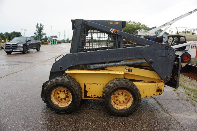 lot 8 image: 2002 New Holland LS180 Turbo Bobcat Skid Loader Skid Steer