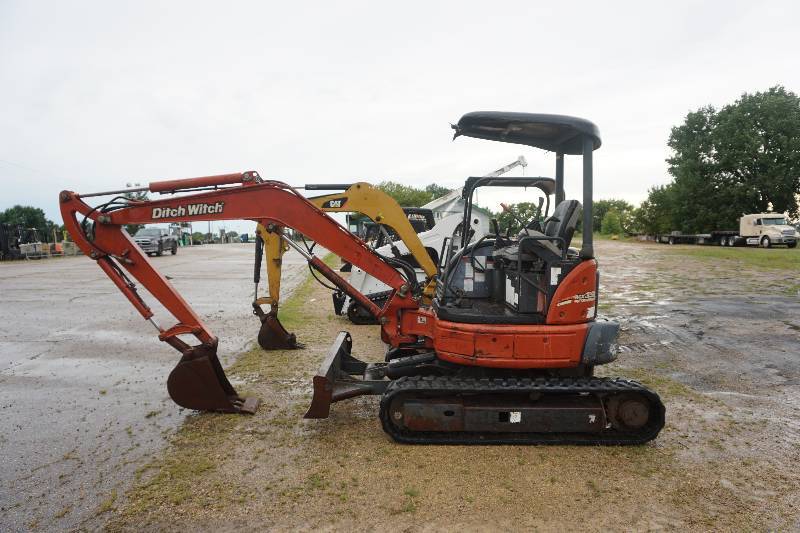 lot 9 image: 2004 Ditch Witch Model MX352 Mini Tracked Excavator