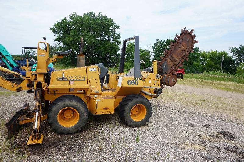 lot 11 image: Case 660 Chain Trencher With D125 Back Hoe Attachment