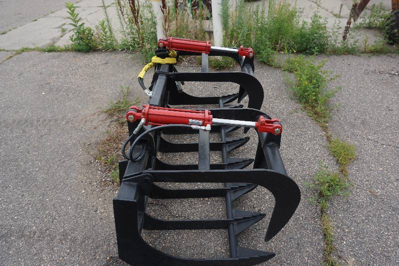 lot 16 image: Universal Mount Bobcat Skid Loader Skid Steer 66 Dual Ram Root Grapple Bucket
