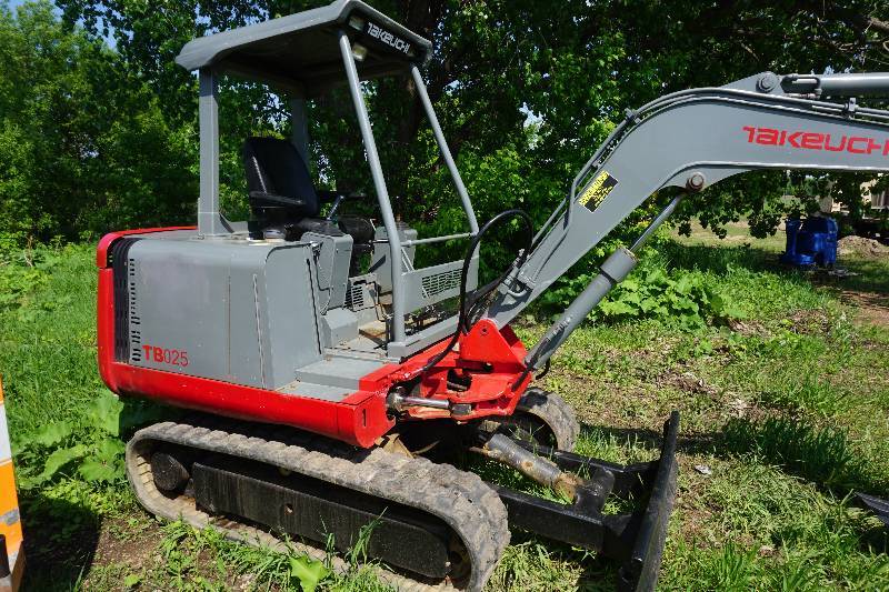 lot 10 image: 1999 Takeuchi Model TB025 Mini Tracked Excavator