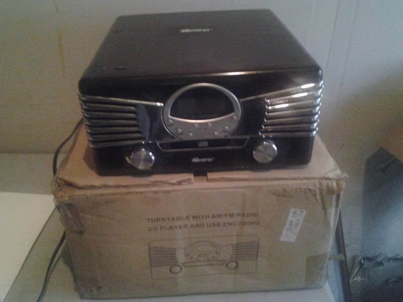 Memorex Turntable With AMFM Radio & CD Player