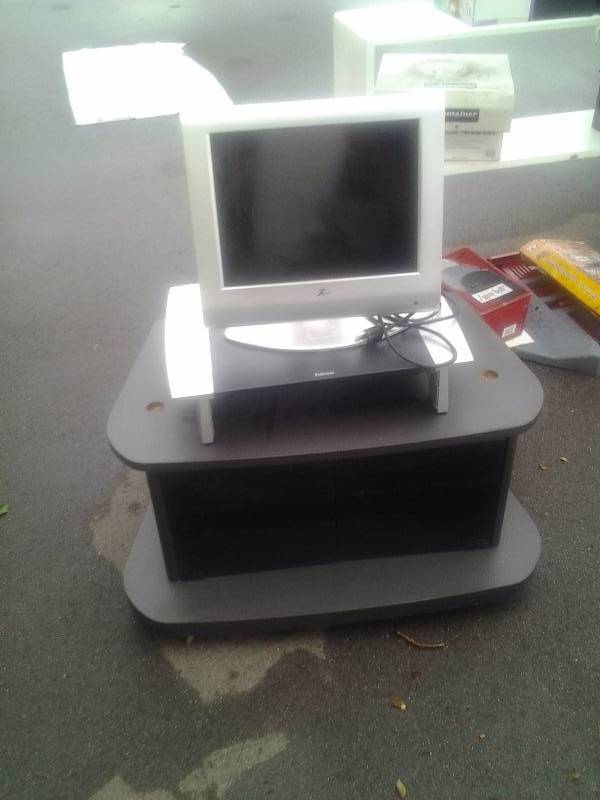 Small TV Stand With 17 Inch Zenith Flat Screen TV & Remote