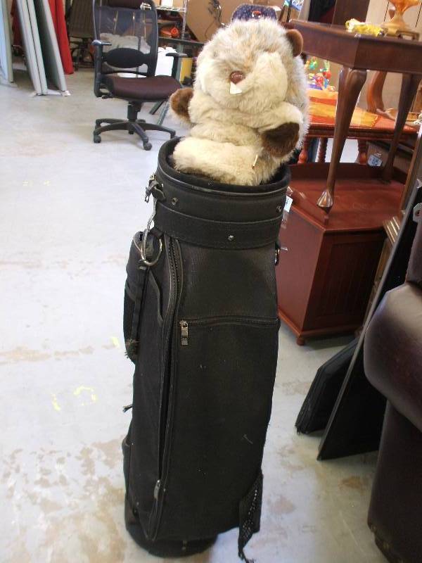 GOLF BAG AND CADDY SHACK GOPHER HEADCOVER
