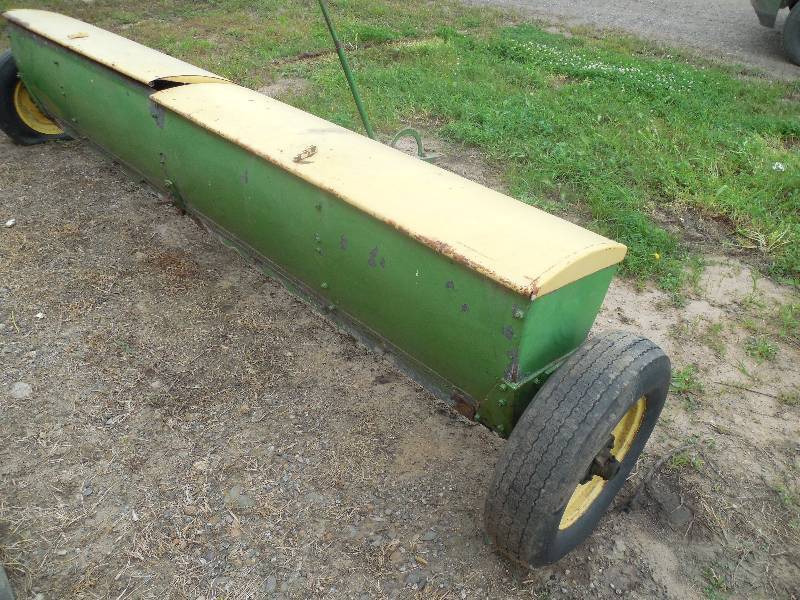 lot 61 image: 12 JOHN DEERE FERTILIZER