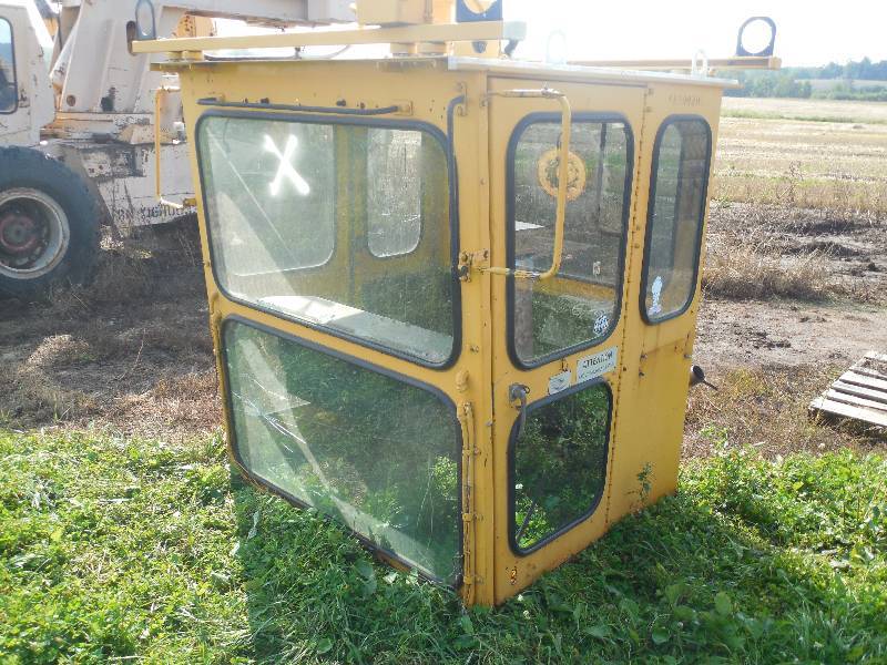 lot 3 image: Nice insulated cab  deer stand