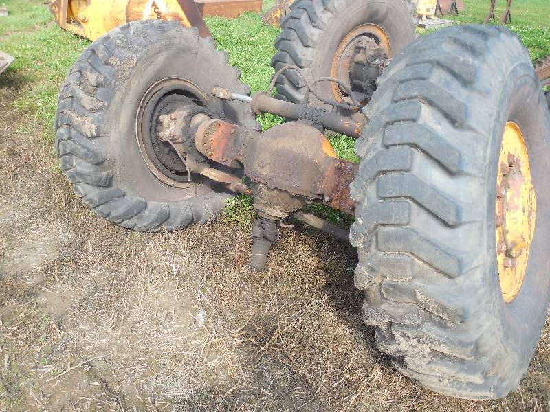 lot 11 image: Pettibone 18 ton Crane rear end with tires.