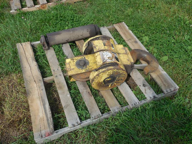 lot 28 image: 15 Ton Crane Block & Tail Roller