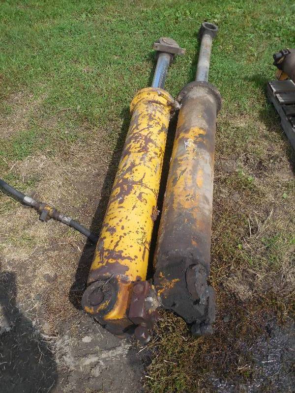 lot 35 image: 2 Heavy Duty Monster Size Hydraulic Cylinders
